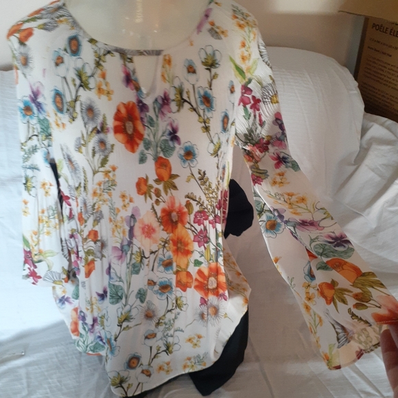 Charlie B New Beautiful Flowy Flower Blouse Tunic - Picture 6 of 16